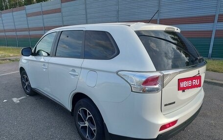 Mitsubishi Outlander III рестайлинг 3, 2014 год, 1 500 000 рублей, 11 фотография