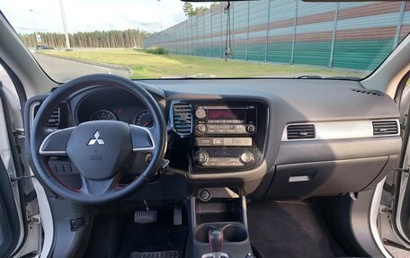 Mitsubishi Outlander III рестайлинг 3, 2014 год, 1 500 000 рублей, 16 фотография