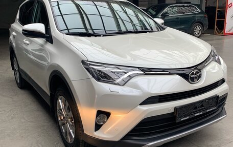 Toyota RAV4, 2017 год, 3 499 000 рублей, 2 фотография