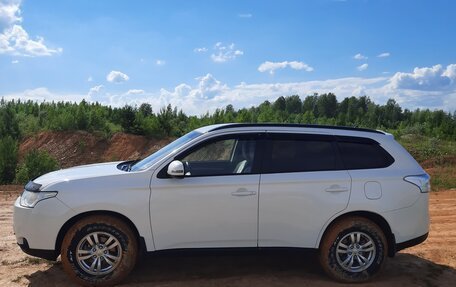 Mitsubishi Outlander III рестайлинг 3, 2013 год, 1 690 000 рублей, 4 фотография