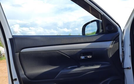 Mitsubishi Outlander III рестайлинг 3, 2013 год, 1 690 000 рублей, 13 фотография