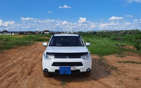 Mitsubishi Outlander III рестайлинг 3, 2013 год, 1 690 000 рублей, 2 фотография