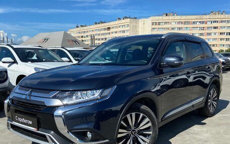 Mitsubishi Outlander III рестайлинг 3, 2021 год, 2 399 000 рублей, 3 фотография