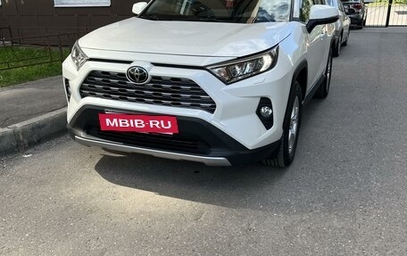 Toyota RAV4, 2019 год, 3 350 000 рублей, 2 фотография