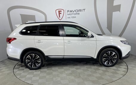 Mitsubishi Outlander III рестайлинг 3, 2022 год, 2 700 000 рублей, 4 фотография