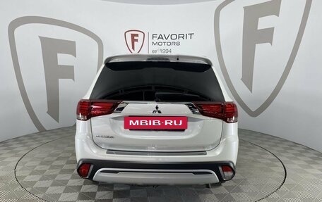 Mitsubishi Outlander III рестайлинг 3, 2022 год, 2 700 000 рублей, 3 фотография