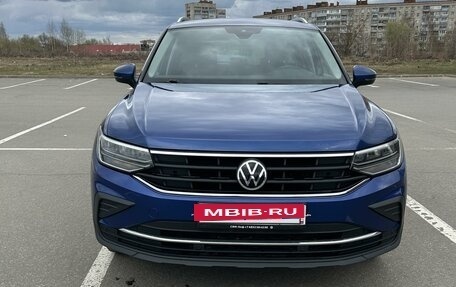 Volkswagen Tiguan II, 2021 год, 3 200 000 рублей, 2 фотография