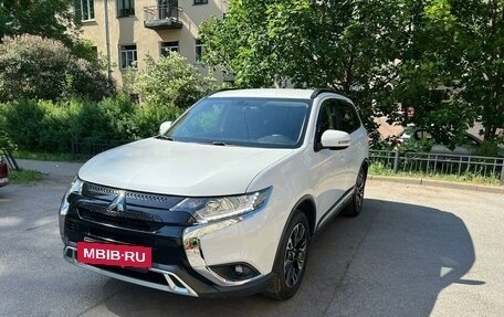 Mitsubishi Outlander III рестайлинг 3, 2021 год, 2 295 000 рублей, 2 фотография