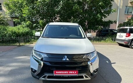 Mitsubishi Outlander III рестайлинг 3, 2021 год, 2 295 000 рублей, 3 фотография