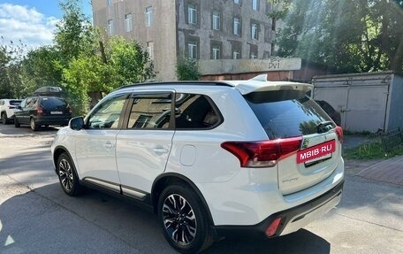 Mitsubishi Outlander III рестайлинг 3, 2021 год, 2 295 000 рублей, 8 фотография