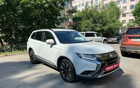 Mitsubishi Outlander III рестайлинг 3, 2021 год, 2 295 000 рублей, 4 фотография