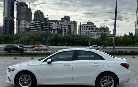 Mercedes-Benz A-Класс, 2019 год, 2 500 000 рублей, 4 фотография