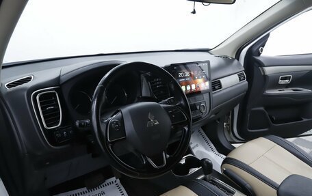 Mitsubishi Outlander III рестайлинг 3, 2017 год, 1 725 000 рублей, 8 фотография