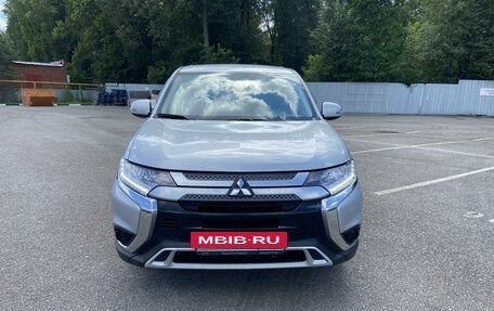 Mitsubishi Outlander III рестайлинг 3, 2021 год, 2 580 000 рублей, 2 фотография