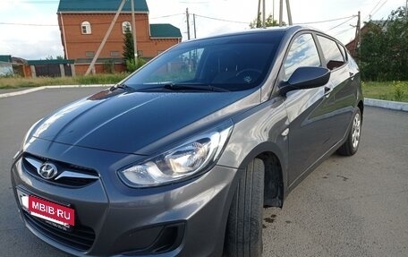 Hyundai Solaris II рестайлинг, 2011 год, 830 000 рублей, 3 фотография