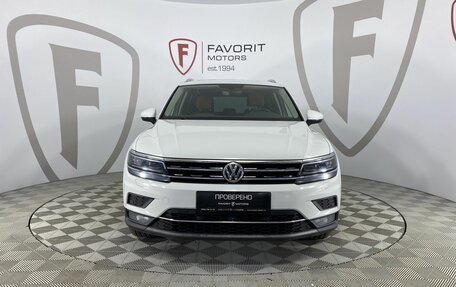Volkswagen Tiguan II, 2018 год, 2 595 000 рублей, 2 фотография