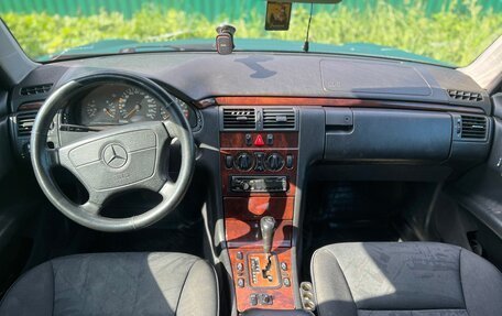 Mercedes-Benz E-Класс, 1999 год, 300 000 рублей, 6 фотография