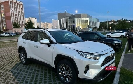 Toyota RAV4, 2019 год, 3 450 000 рублей, 2 фотография