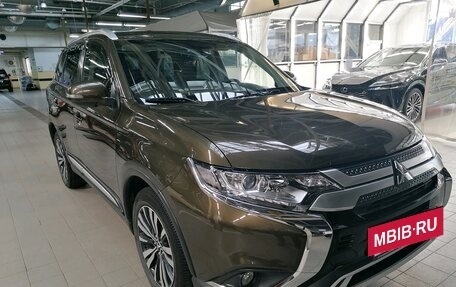 Mitsubishi Outlander III рестайлинг 3, 2019 год, 2 690 000 рублей, 3 фотография