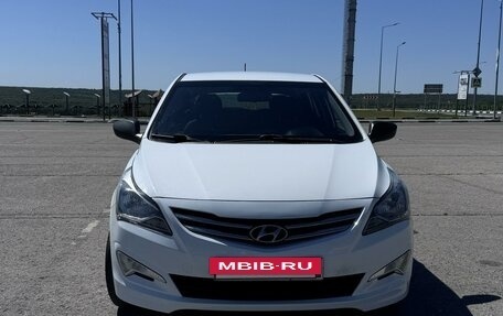 Hyundai Solaris II рестайлинг, 2015 год, 1 200 000 рублей, 2 фотография