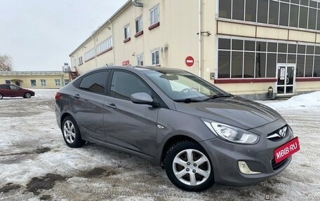 Hyundai Solaris II рестайлинг, 2011 год, 730 000 рублей, 2 фотография