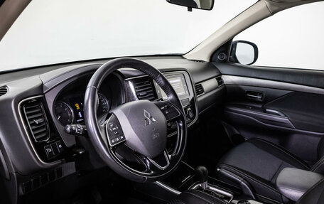 Mitsubishi Outlander III рестайлинг 3, 2018 год, 2 200 000 рублей, 11 фотография