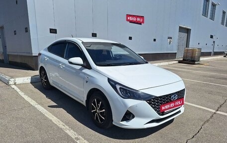 Hyundai Solaris II рестайлинг, 2021 год, 1 560 000 рублей, 2 фотография