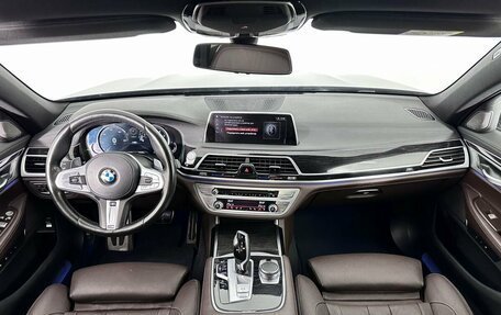 BMW 7 серия, 2018 год, 3 597 000 рублей, 12 фотография