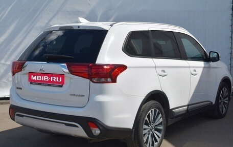 Mitsubishi Outlander III рестайлинг 3, 2019 год, 2 598 000 рублей, 5 фотография