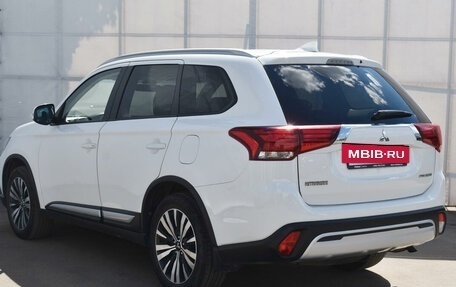 Mitsubishi Outlander III рестайлинг 3, 2019 год, 2 598 000 рублей, 7 фотография