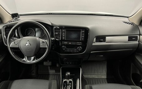 Mitsubishi Outlander III рестайлинг 3, 2017 год, 1 995 000 рублей, 8 фотография