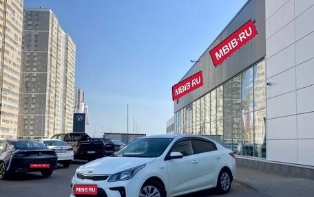 KIA Rio IV, 2018 год, 990 000 рублей, 1 фотография