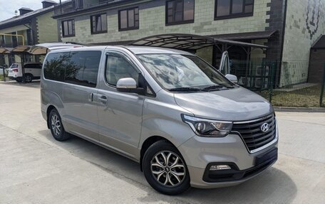 Hyundai H-1 II рестайлинг, 2019 год, 5 000 000 рублей, 2 фотография