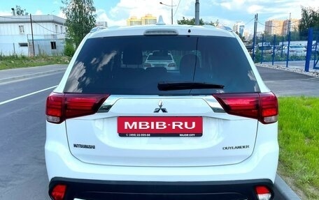 Mitsubishi Outlander III рестайлинг 3, 2018 год, 1 890 000 рублей, 6 фотография