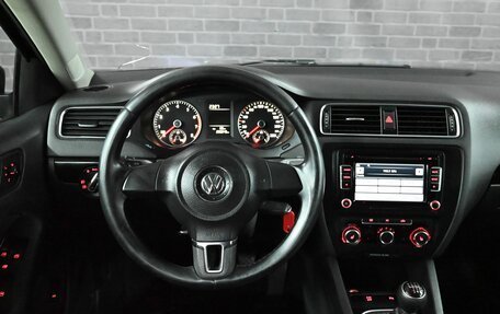 Volkswagen Jetta VI, 2011 год, 900 000 рублей, 13 фотография