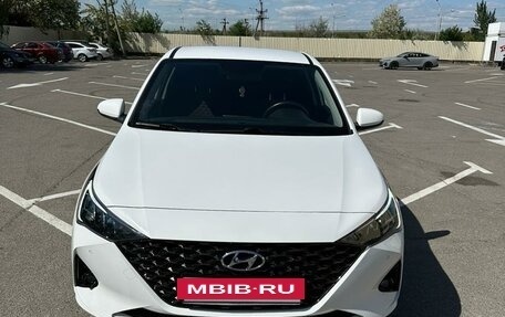 Hyundai Solaris II рестайлинг, 2021 год, 2 100 000 рублей, 2 фотография