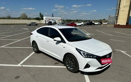 Hyundai Solaris II рестайлинг, 2021 год, 2 100 000 рублей, 3 фотография