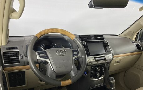 Toyota Land Cruiser Prado 150 рестайлинг 2, 2018 год, 7 800 000 рублей, 12 фотография