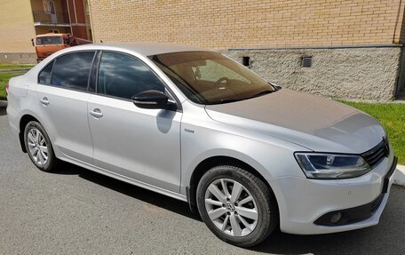 Volkswagen Jetta VI, 2013 год, 1 130 000 рублей, 2 фотография