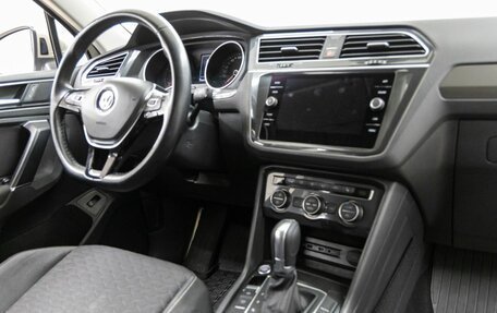 Volkswagen Tiguan II, 2018 год, 2 438 000 рублей, 19 фотография