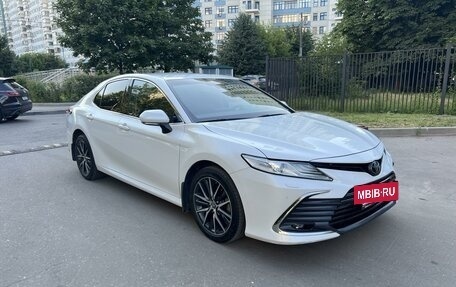 Toyota Camry, 2021 год, 3 300 000 рублей, 2 фотография