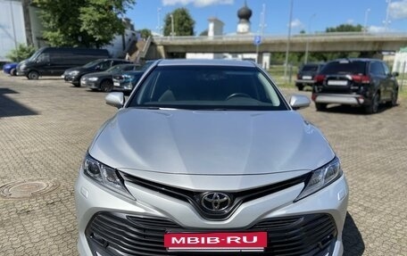 Toyota Camry, 2020 год, 3 090 000 рублей, 2 фотография