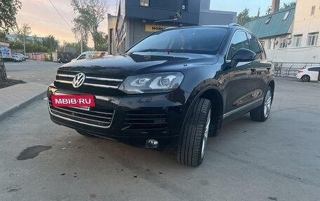 Volkswagen Touareg III, 2011 год, 1 820 000 рублей, 2 фотография