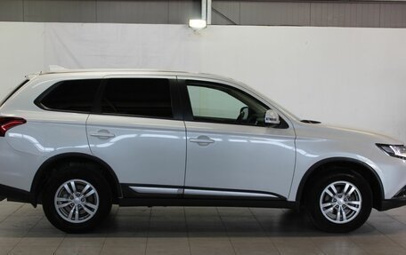 Mitsubishi Outlander III рестайлинг 3, 2019 год, 2 199 000 рублей, 4 фотография