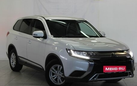 Mitsubishi Outlander III рестайлинг 3, 2019 год, 2 199 000 рублей, 3 фотография