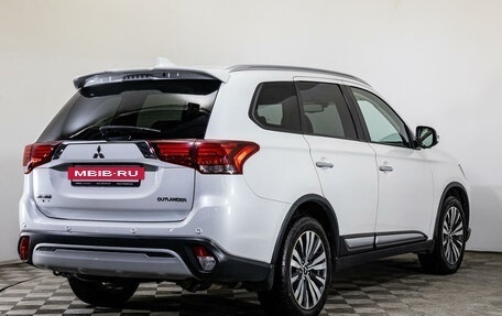 Mitsubishi Outlander III рестайлинг 3, 2018 год, 2 647 000 рублей, 5 фотография