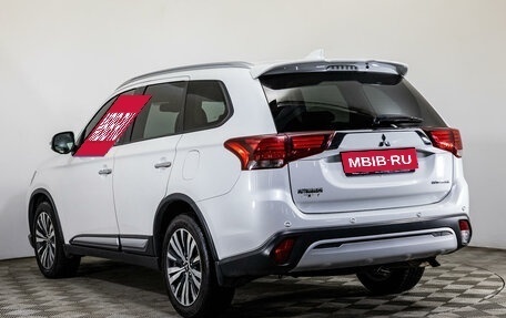 Mitsubishi Outlander III рестайлинг 3, 2018 год, 2 647 000 рублей, 7 фотография