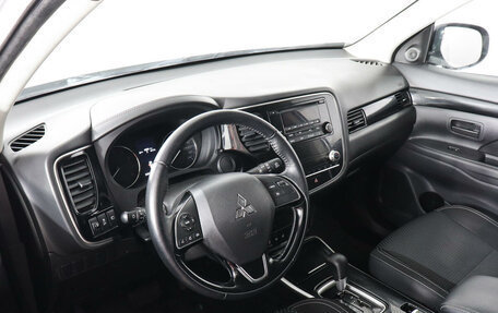 Mitsubishi Outlander III рестайлинг 3, 2022 год, 2 990 000 рублей, 9 фотография