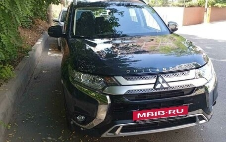 Mitsubishi Outlander III рестайлинг 3, 2020 год, 3 100 000 рублей, 4 фотография