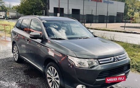 Mitsubishi Outlander III рестайлинг 3, 2013 год, 2 100 000 рублей, 3 фотография